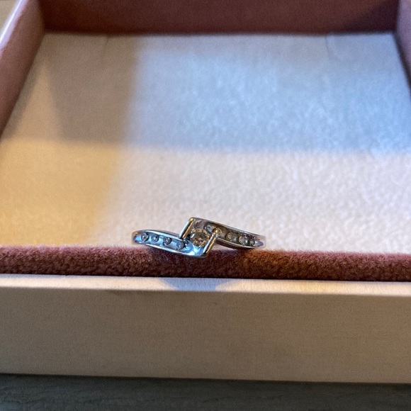Jewelry - Diamond & white gold promise ring